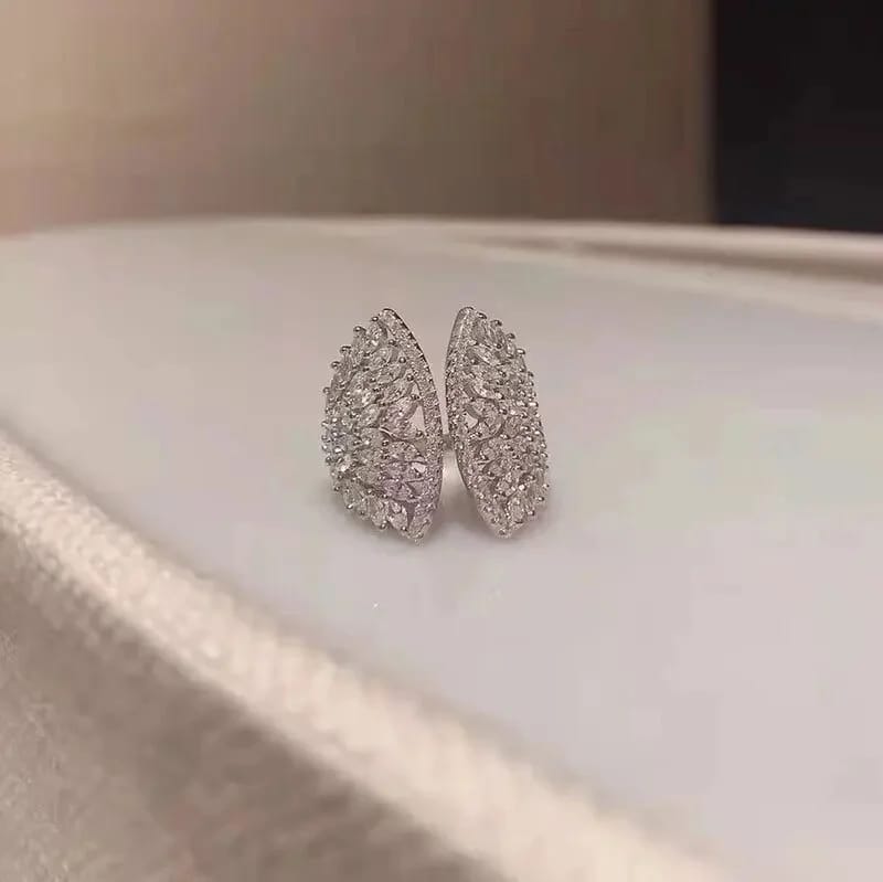 Elegant Fan-Shaped Zircon Ring