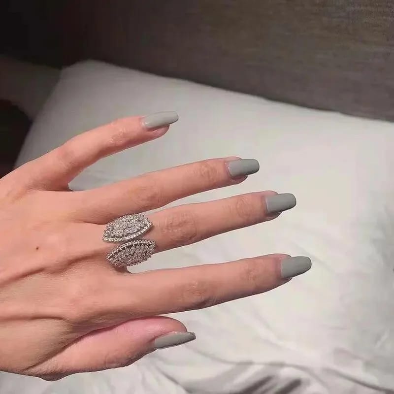 Elegant Fan-Shaped Zircon Ring